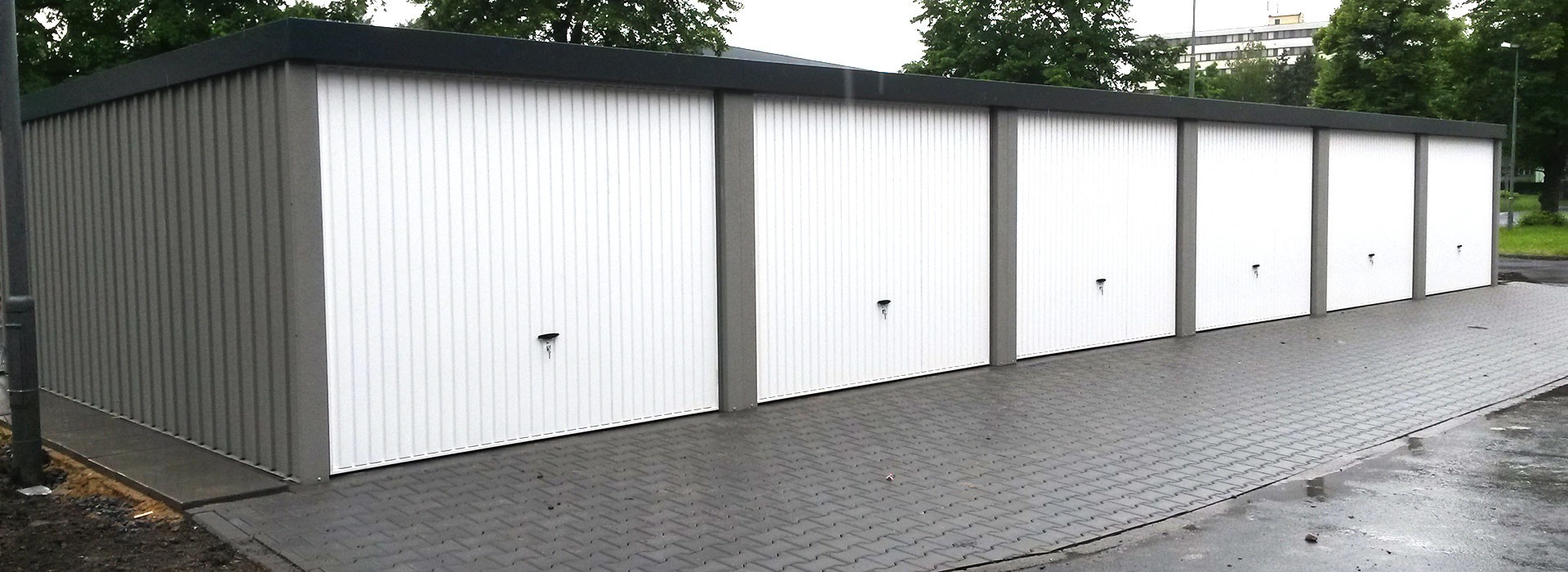 Assembled sheet metal garage with plaster One Trade